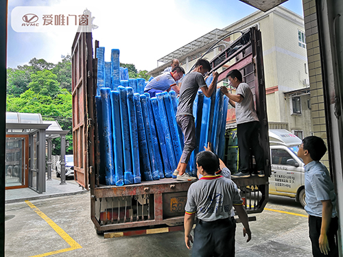 愛(ài)唯門(mén)窗產(chǎn)品裝車(chē)圖
